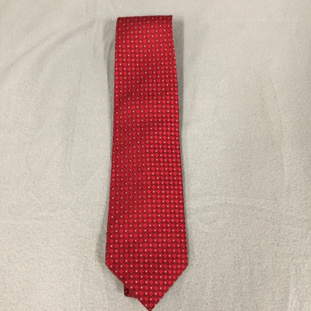 Cremieux Mens Red Geometric Diamond Pattern 100% Silk Necktie Made in‎ USA